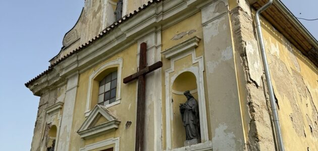 Foto neopravené části exteriéru kostela